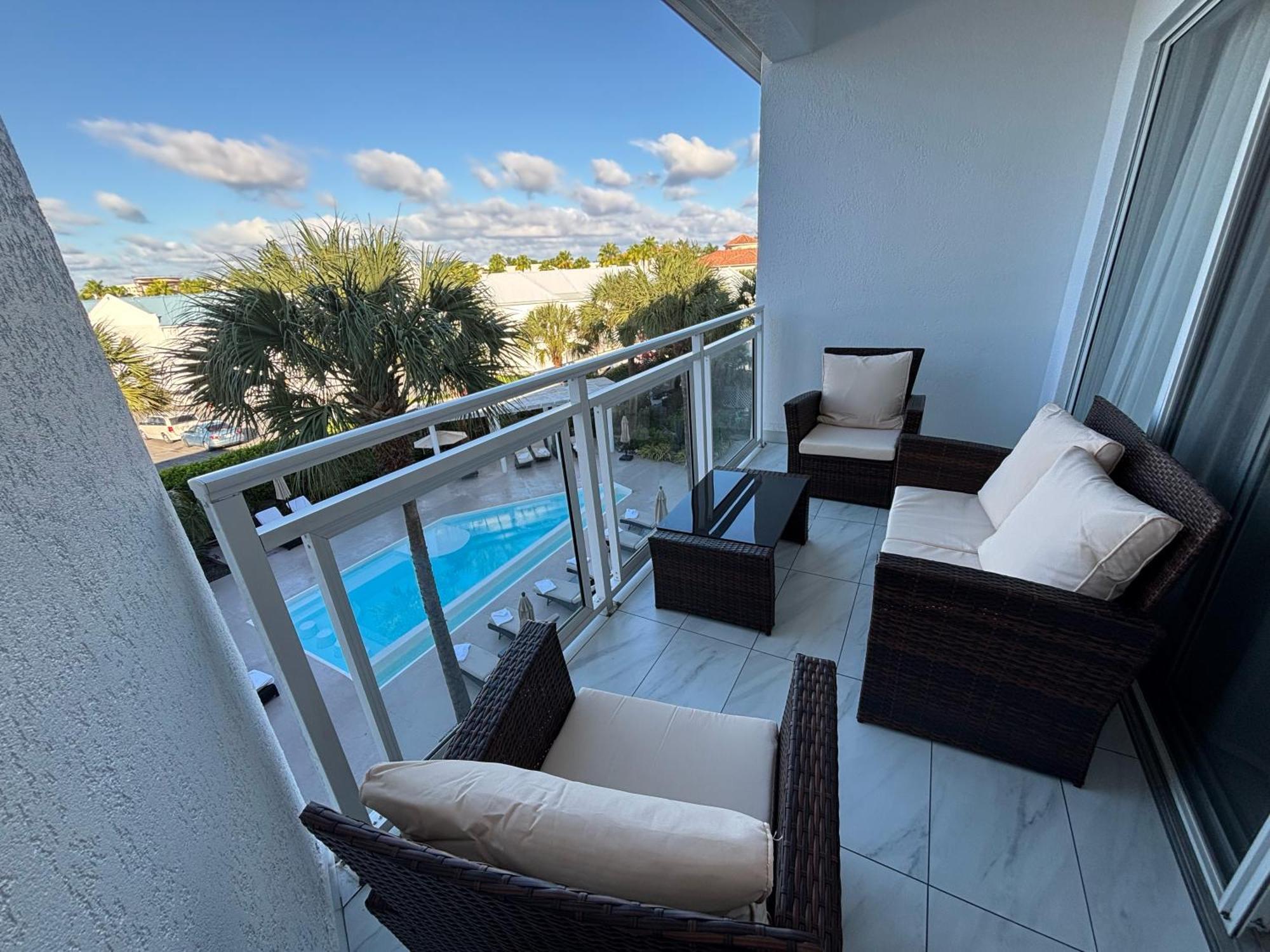 Grace Bay Suites Екстериор снимка